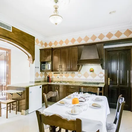 3 Bedroom Awesome In Holiday home *