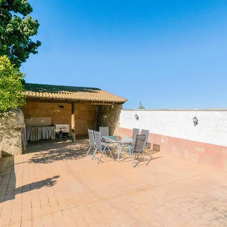 3 Bedroom Awesome In Holiday home *