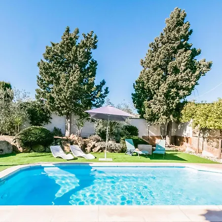 3 Bedroom Awesome In Holiday home *